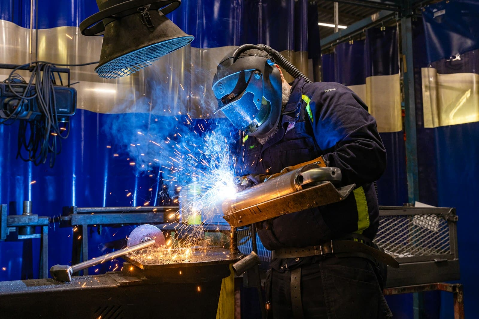 Gehaltsvergleich: Handwerk vs. Industrie — Wo verdient man mehr?